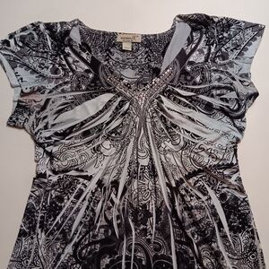 Meduim Women's Black and White Patterned Top.